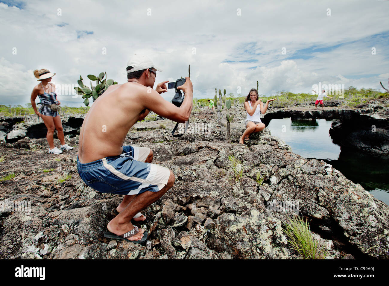 Touristen fotografieren Los Tuneles Island / Schnorcheln in der Nähe von Isabela Island, Galapagos, Ecuador. Stockfoto