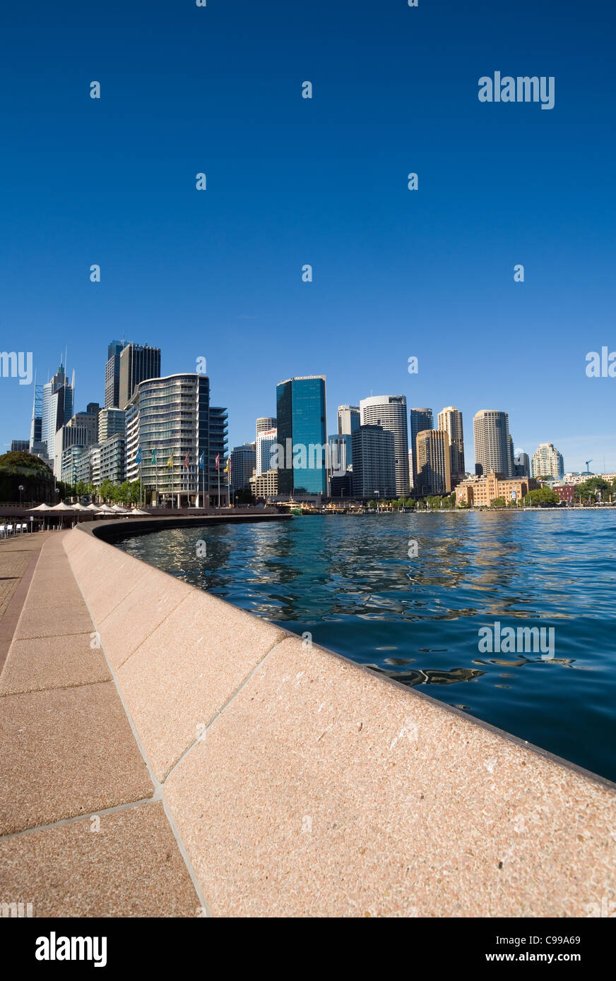 Blick entlang in Richtung Circular Quay Sydney Cove und die Skyline der Stadt. Sydney, New South Wales, Australien Stockfoto