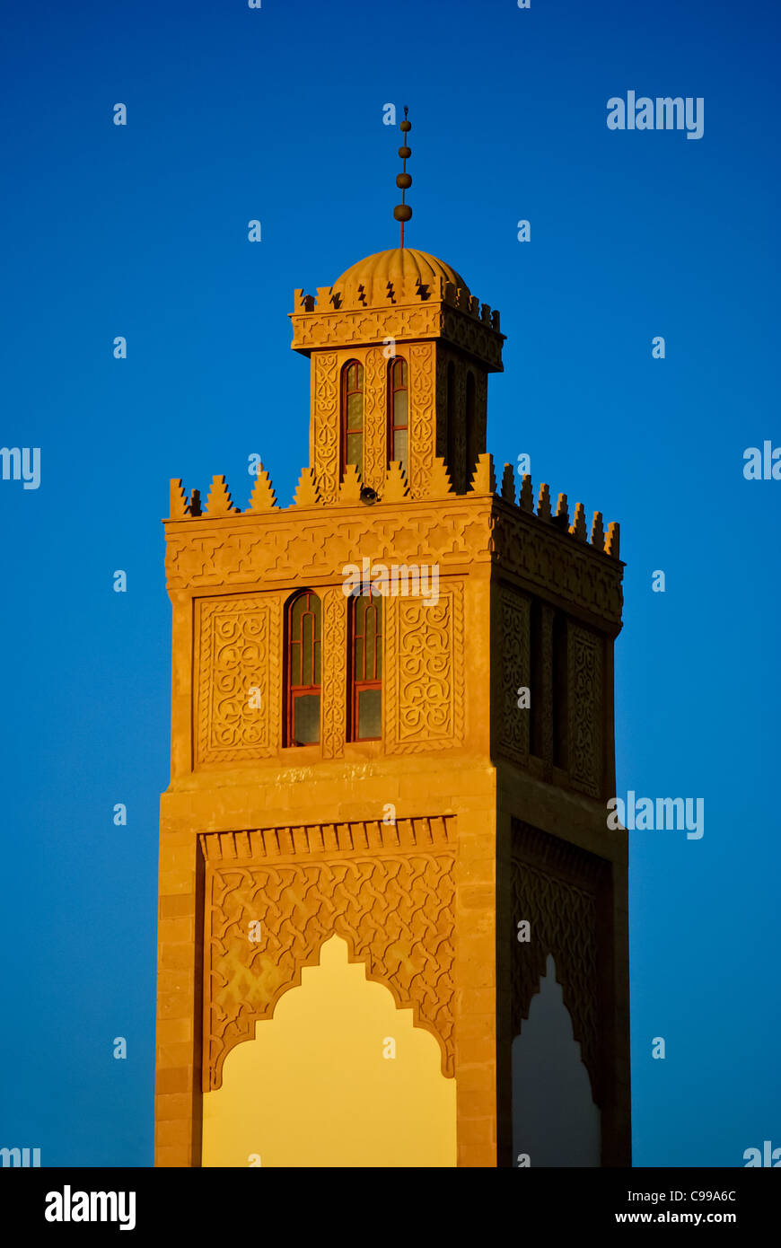 Minarett in blauer Himmel Stockfoto