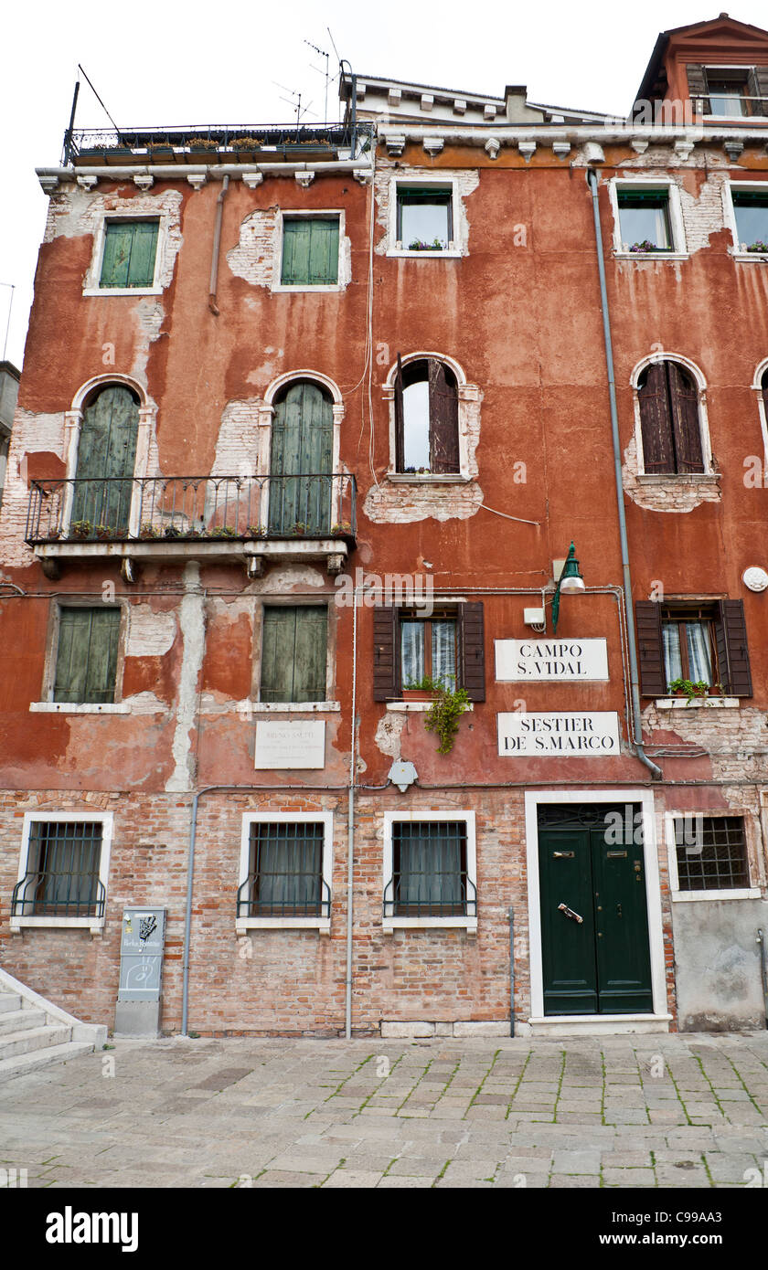 Verblasste Gebäude am Campo San Vidal in Venedig Stockfoto