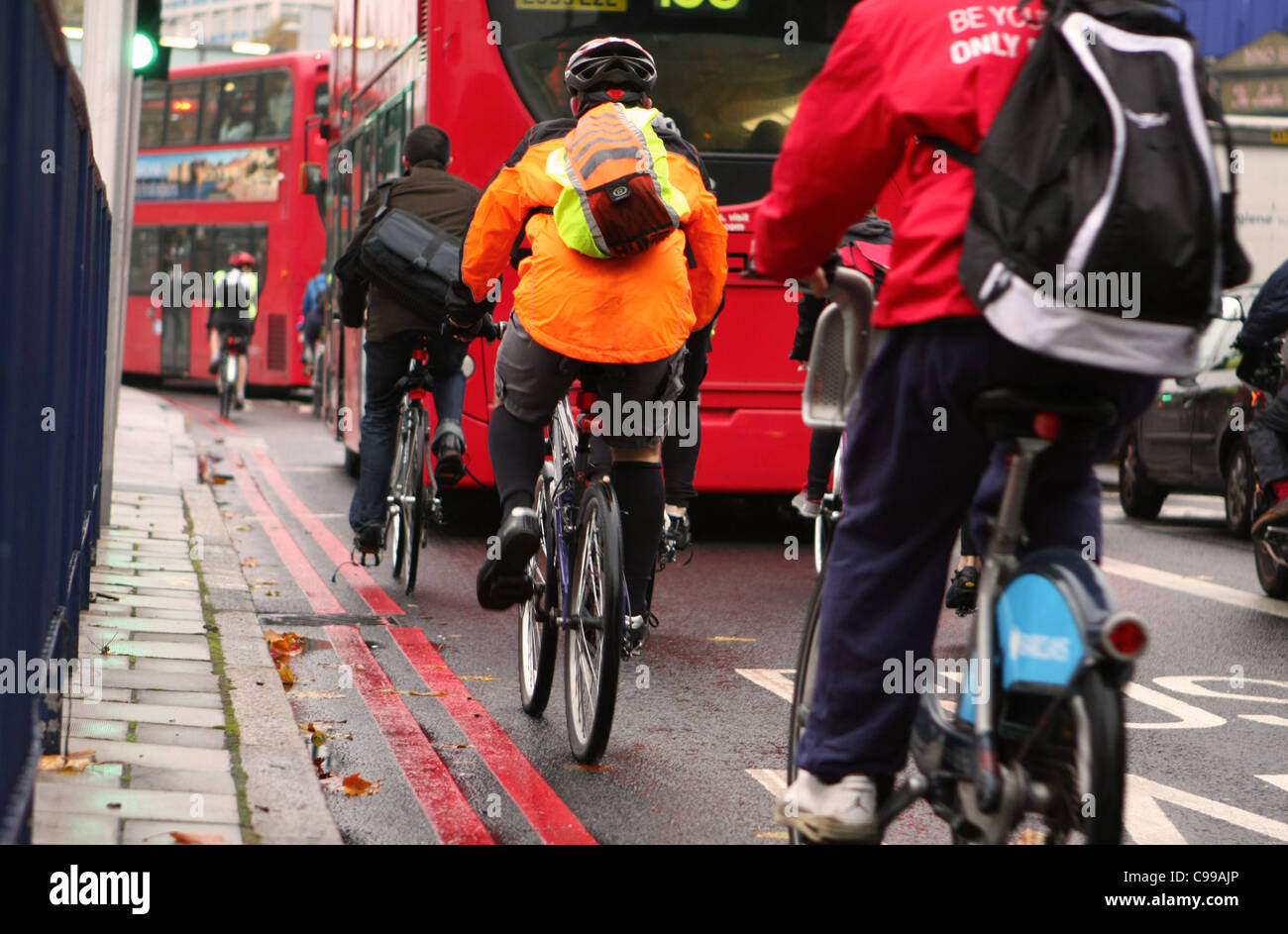 Radfahrer im morgendlichen Berufsverkehr im The Elephant and Castle in London Stockfoto
