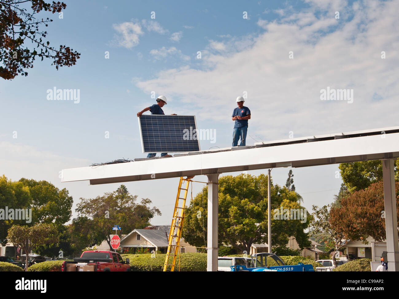 Sonnenkollektoren auf dem Dach eines Parkplatz-Pavillons in Fullerton Public Library in Kalifornien installiert wird. Stockfoto