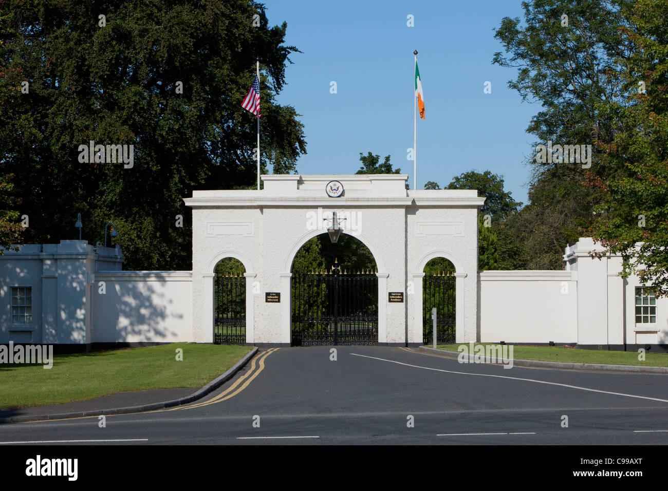 Eingangstor der offiziellen Residenz der Botschafter der Vereinigten Staaten im Phoenix Park in Dublin, Irland Stockfoto