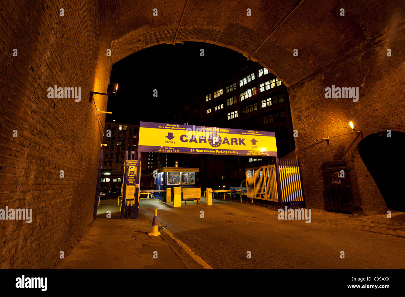 Eine Nachtzeit schoss der Eingang / Ausgang an der York Street Euro Parkplatz Parks in Manchester - keine Menschen (nur zur redaktionellen Verwendung). Stockfoto