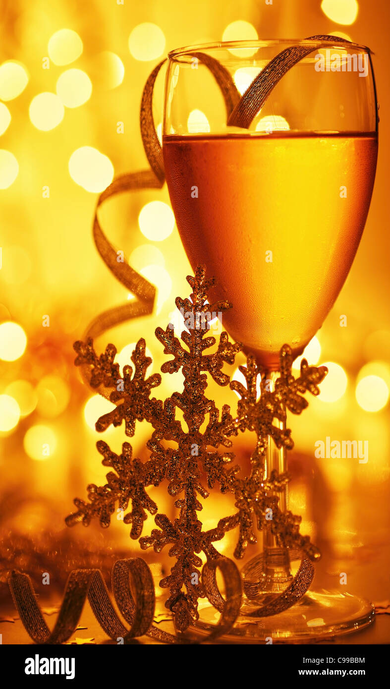Romantikurlaub Getränk, Feier von Weihnachten oder Silvester, party mit Champagner und festliche gold Ornament Lichter Stockfoto