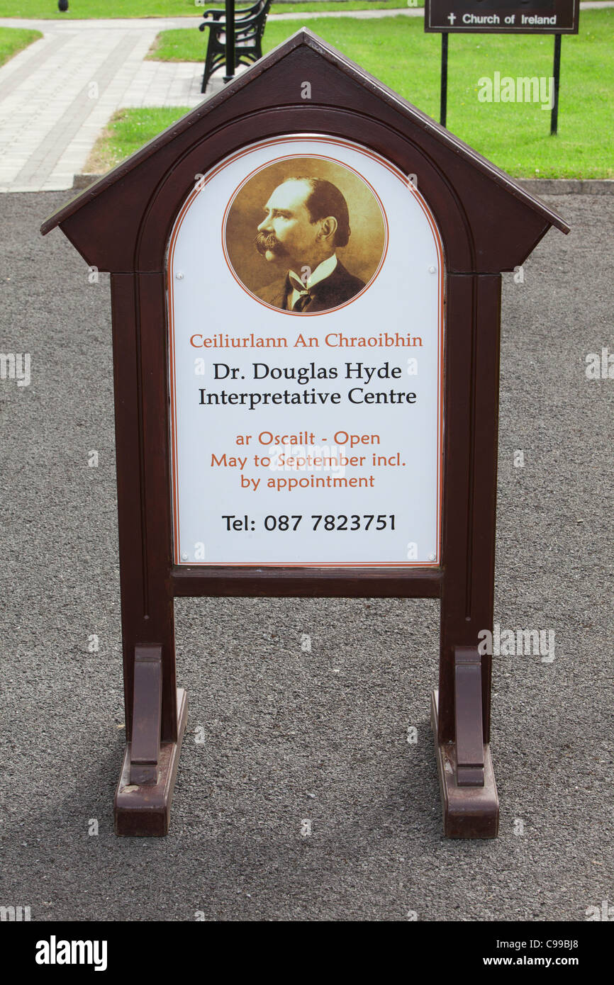 Wegweiser vor dem Dr. Douglas Hyde Interpretative Center in Frenchpark (County Roscommon), Irland Stockfoto
