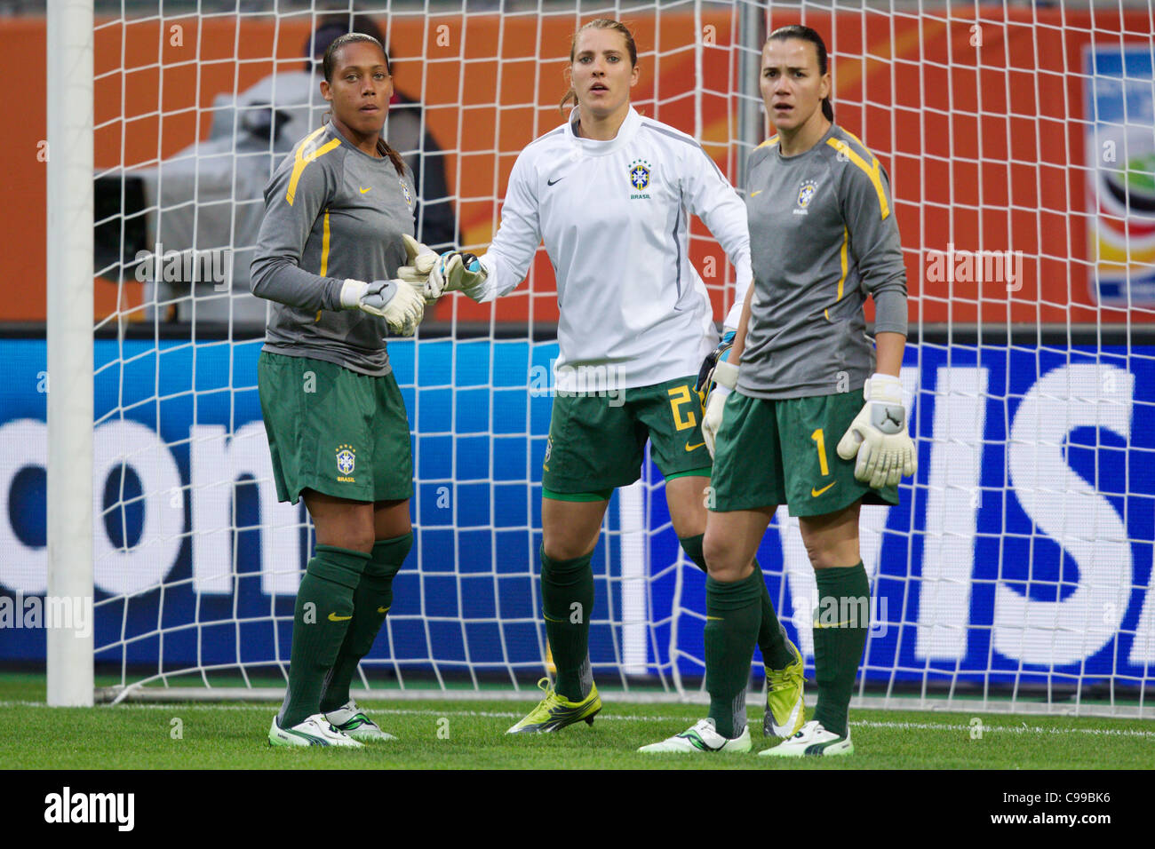 Die brasilianischen Torhüter Barbara, Thais und Andreia (L-R) bereiten sich am 3. Juli 2011 in Wolfsburg vor einem Spiel der FIFA Frauen-Weltmeisterschaft Gruppe D gegen Norwegen in der Arena im Allerpark auf. Nur redaktionelle Verwendung. Kommerzielle Nutzung verboten. Keine Nutzung von Push-to-Mobilgeräten. (Foto: Jonathan Paul Larsen / Diadem Images) Stockfoto