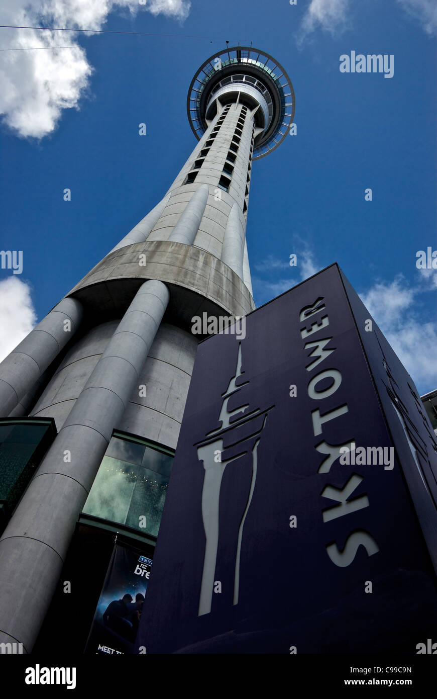 Skytower Orbit Drehrestaurant und Beobachtung Turm mit Kabel für waghalsige Sprung von oben nach unten Auckland Stockfoto