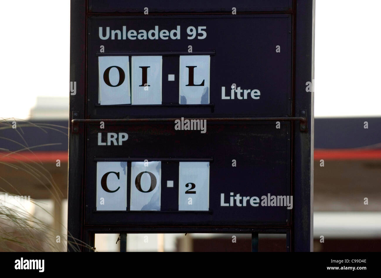 Globale Erwärmung Auswirkungen Schildern auf Tankstelle Priceboard in Süd-Wales Swansea anstelle des Kraftstoffpreises betreten Stockfoto