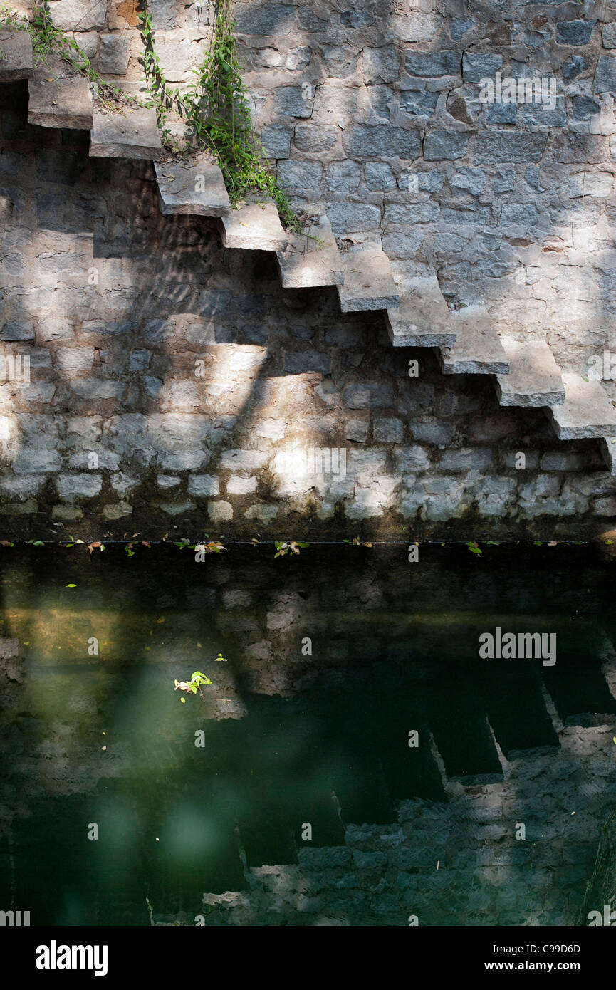 Alte Stein frisches Wasser gut in der indischen Landschaft. Andhra Pradesh, Indien Stockfoto