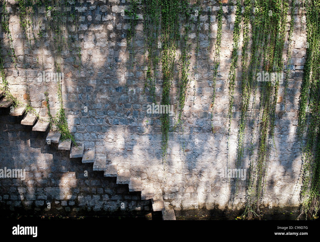 Alte Stein frisches Wasser gut in der indischen Landschaft. Andhra Pradesh, Indien Stockfoto