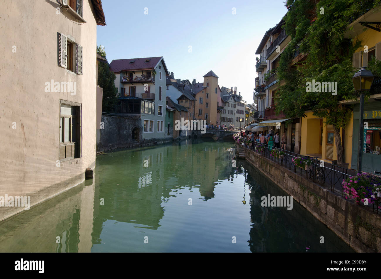 Annecy-Kanal und Straßen Haute Savoie-Süd-Ost-Frankreich Stockfoto