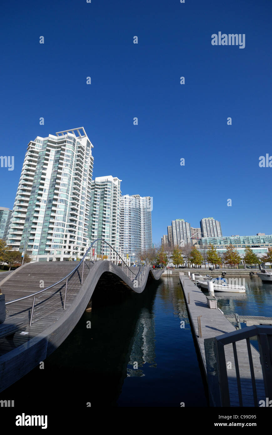 Die Wave-Deck installiert ein Experiment in der städtischen Architektur am Harbourfront, eine touristische Hafengebiet in Toronto Kanada. Stockfoto