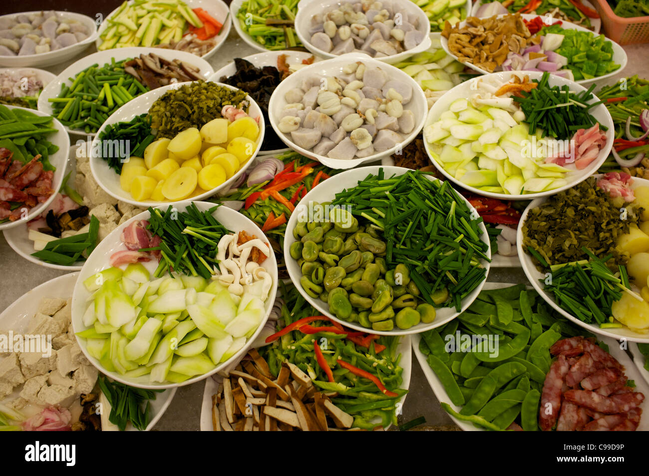 Chinesische Gerichte vor dem Kochen in einem Restaurant in Taizhou, Zhejiang, China. 8. November 2011 Stockfoto