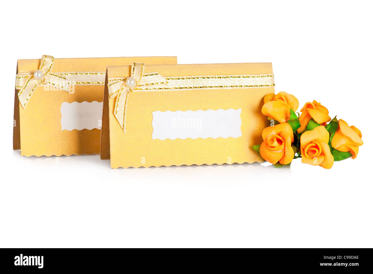 Hochzeit-Dekor. Einladungskarte mit Perle Dekoration und Rosen Boutonniere auf weißem Hintergrund Stockfoto