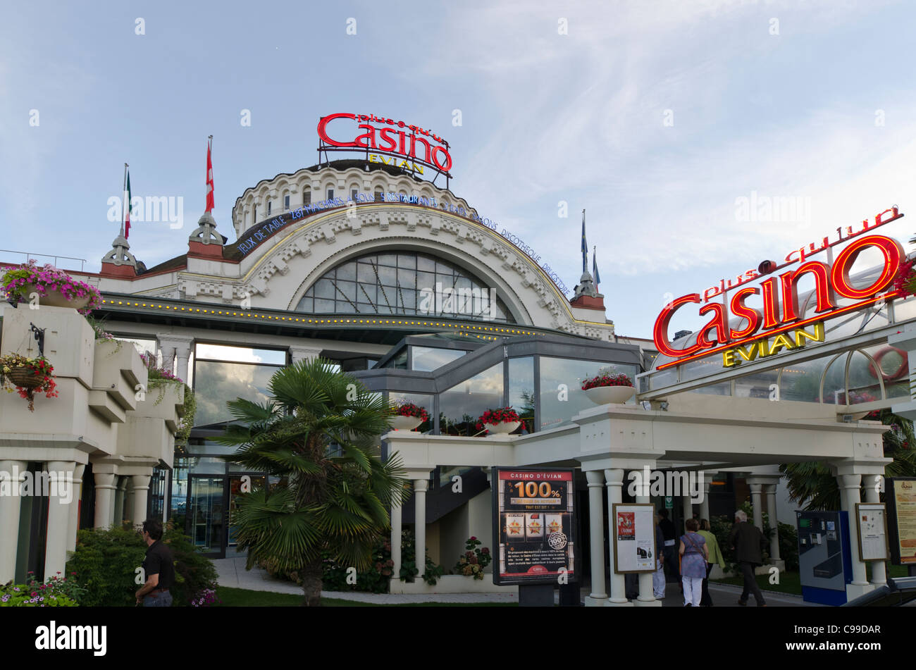 Kasino Évian-Les-Bains, am südlichen Ufer des Genfer Sees. Leuchtreklamen. Eintritt ins Casino. Haute-Savoie Rhön Alpes Frankreich Stockfoto