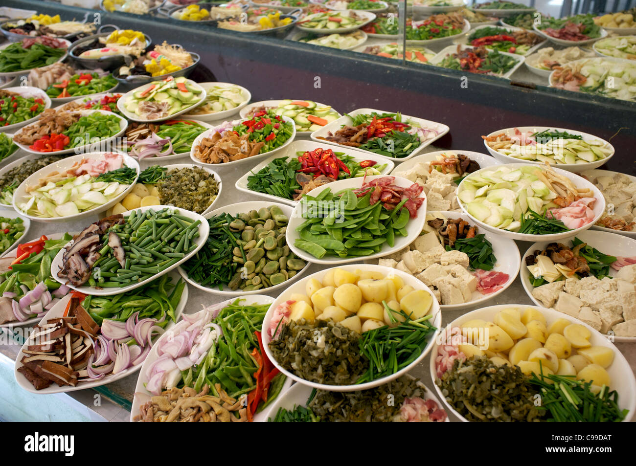 Chinesische Gerichte vor dem Kochen in einem Restaurant in Taizhou, Zhejiang, China. 8. November 2011 Stockfoto