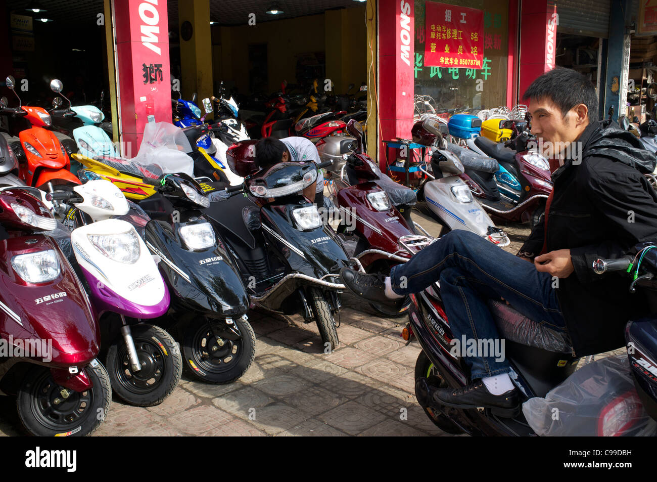 Elektro-Fahrrad speichern in Taizhou, Zhejiang Provinz, China. 10. November 2011 Stockfoto