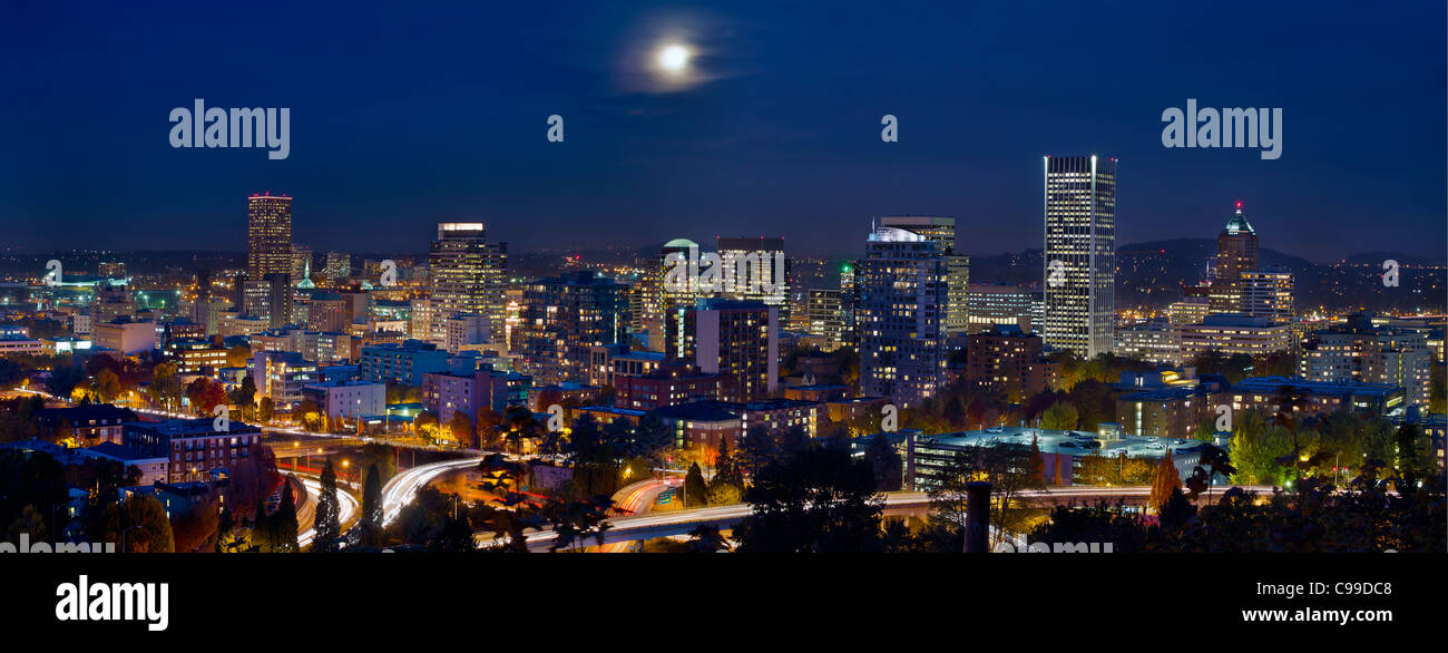 Moon Rise über Portland Oregon Stadt Skyline und Licht Wege zur blauen Stunde Stockfoto