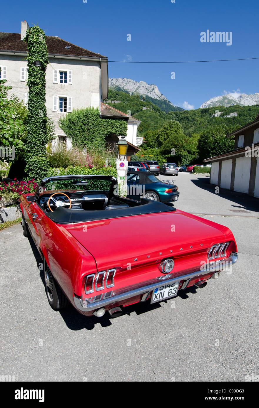 V8 Mustang rote Cabrio Oldtimer Talloires Haute Savoie-Süd-Ost-Frankreich Stockfoto