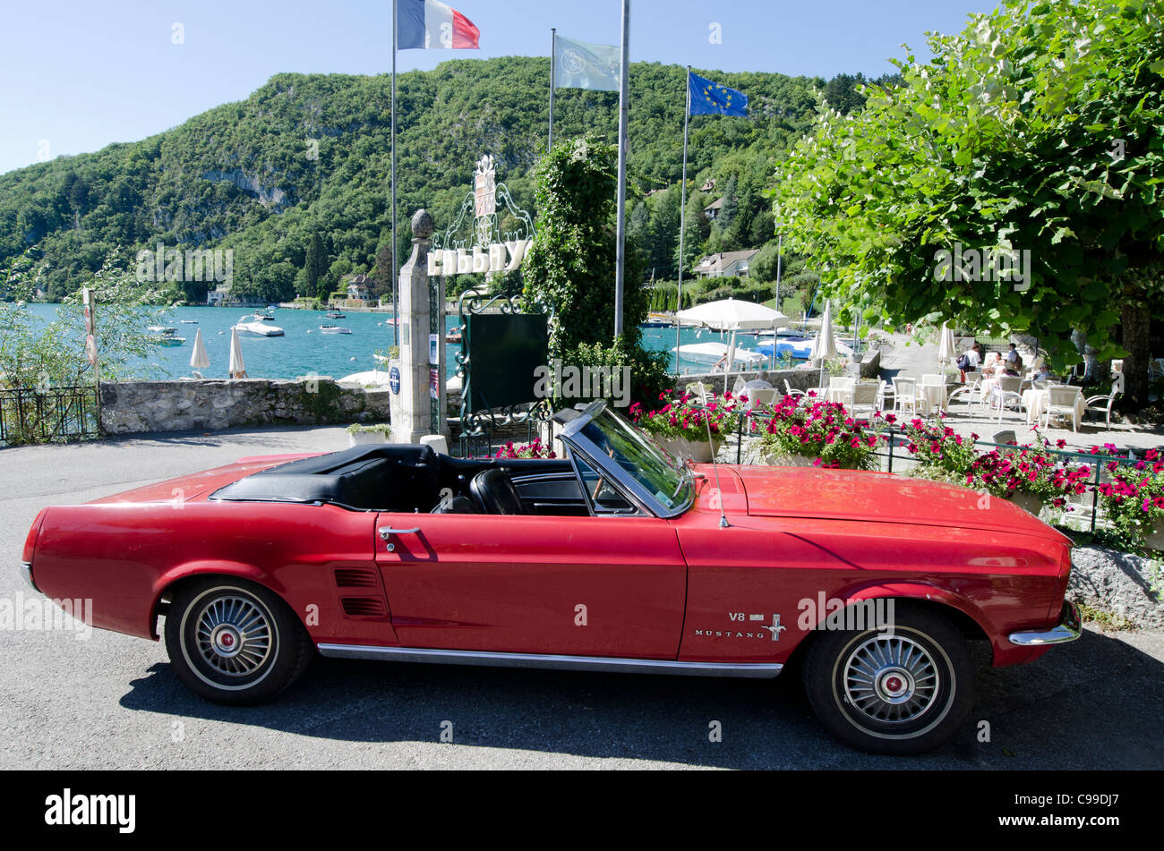 V8 Mustang rote Cabrio Talloires Haute Savoie Süd Ost Frankreich Stockfoto