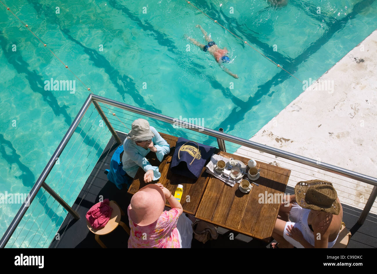 Frauen im Café mit Blick auf das Schwimmbad Bondi Icebergs.  Sydney, New South Wales, Australien Stockfoto