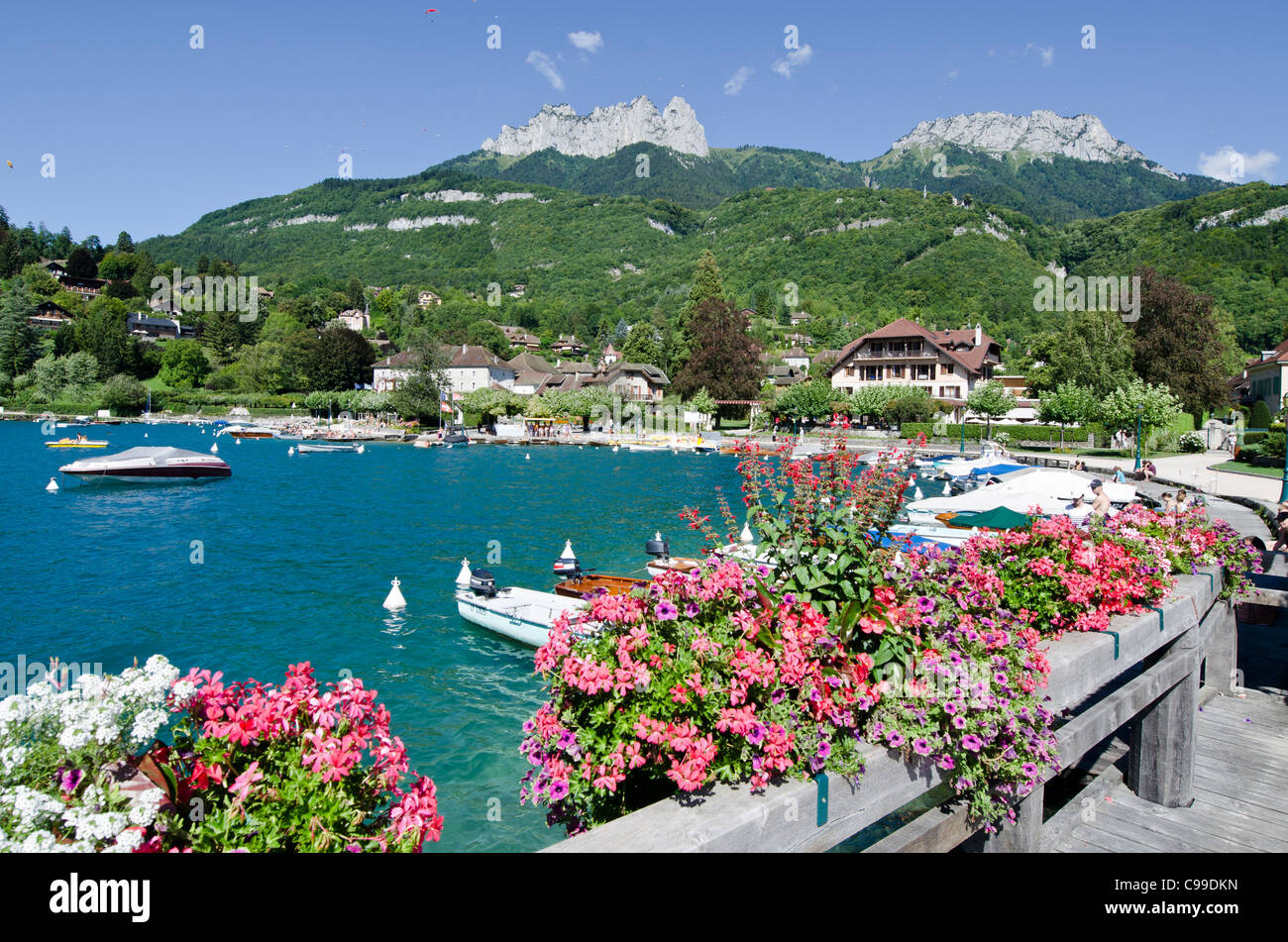 Talloires Boote vertäut See Annecy Haute Savoie Süd Ost Frankreich-Sommer Stockfoto