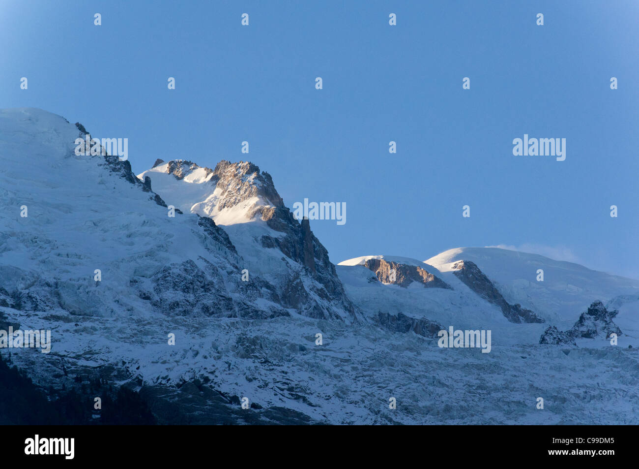 Am frühen Morgensonne fängt den Gipfel des Mt Blanc Stockfoto Am frühen Morgensonne fängt den Gipfel des Mt Blanc Stockfoto