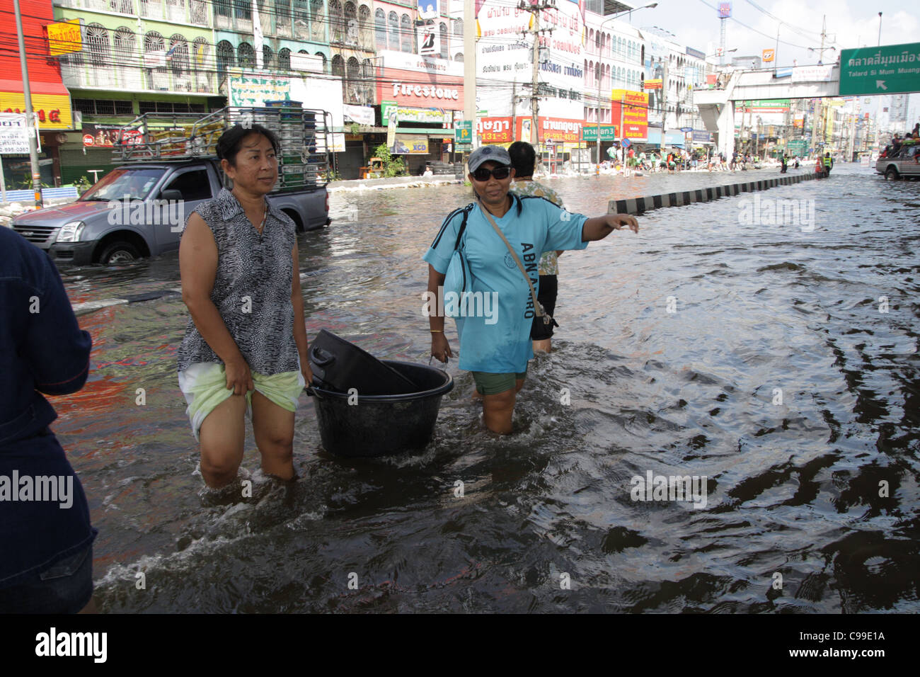 Menschen waten im Hochwasser an der Phaholyothin Road, Pathum Thanni Provinz, Thailand Stockfoto