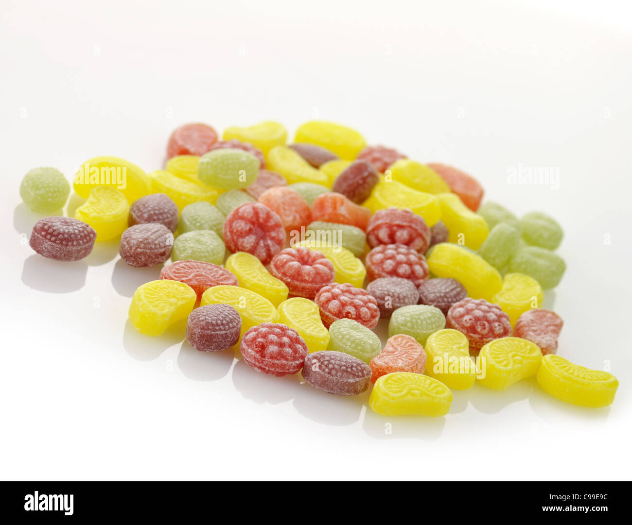 bunte Früchte aromatisiert Bonbons Sortiment auf weißem Hintergrund Stockfoto