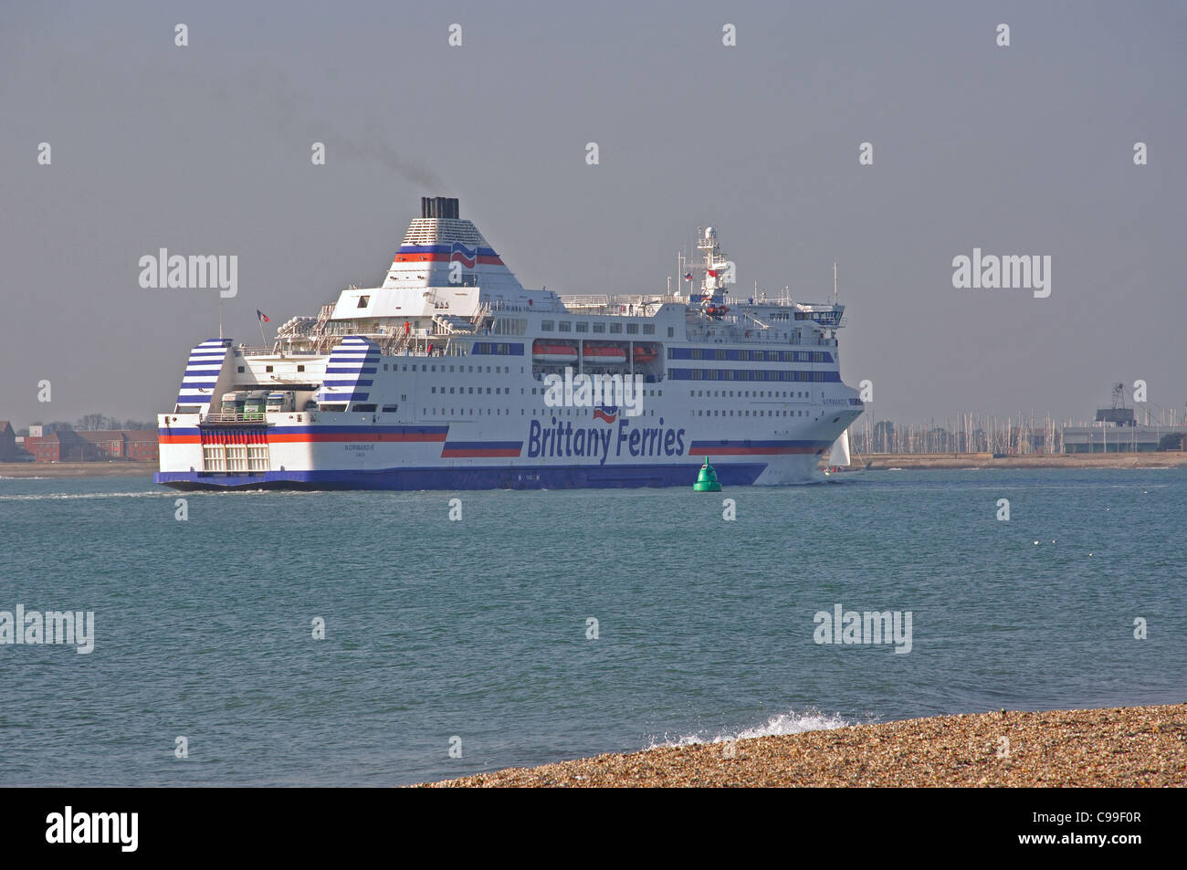Brittany Ferries Schiff nähert Portsmouth, Southsea, Portsmouth, Hampshire, England, Vereinigtes Königreich Stockfoto