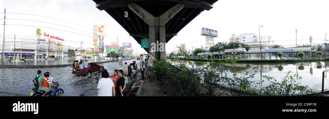 Hochwasser an der Phaholyothin Road, Pathum Thanni Provinz, Thailand Stockfoto