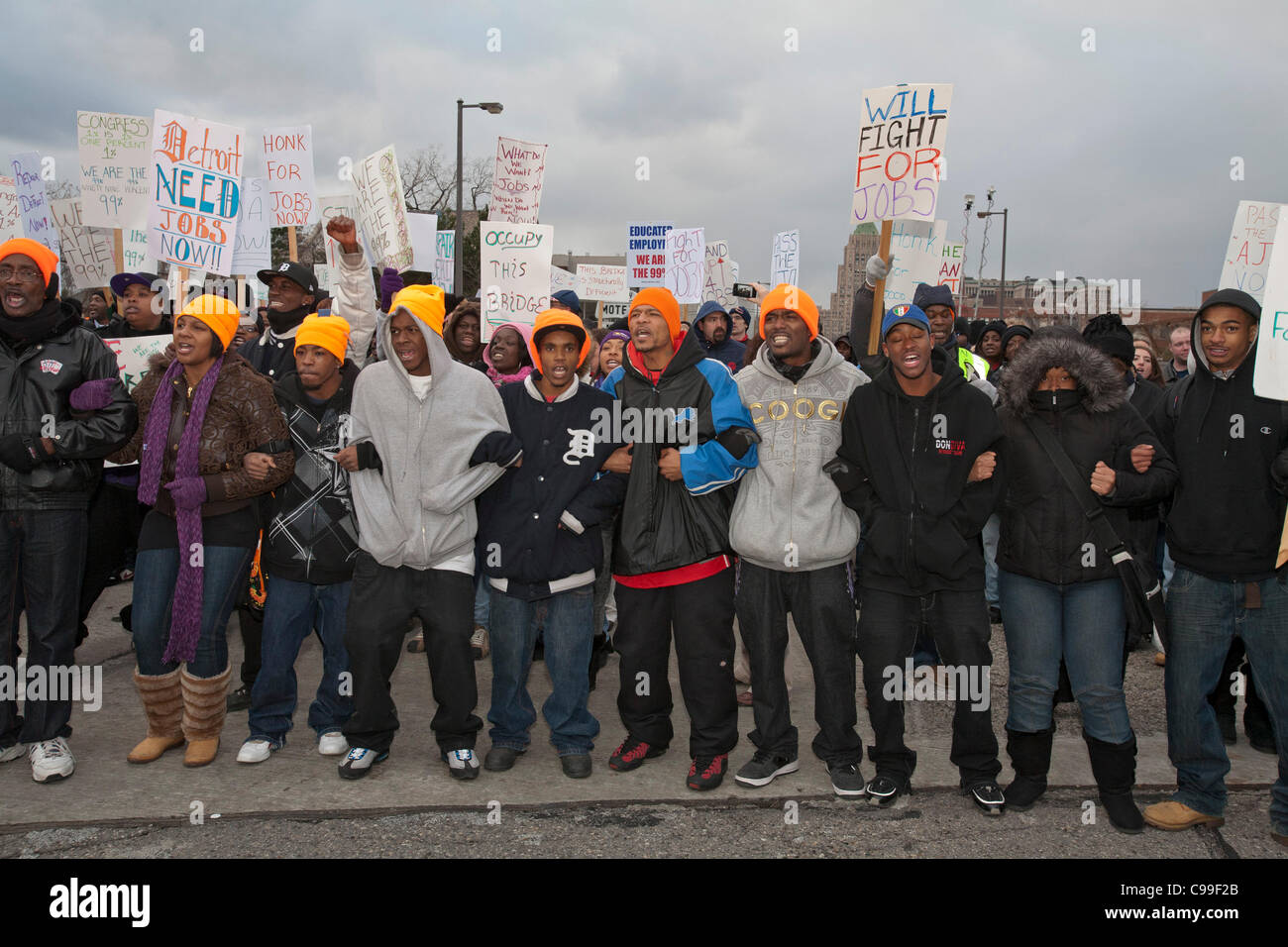 Detroit, Michigan - unterstützt von Mitgliedern des Service Employees International Union und die United Auto Workers, Mitglieder der Bewegung "besetzen" blockieren eine bröckelnde Brücke zur Nachfrage Durchgang von Präsident Obama American Jobs Act. Stockfoto