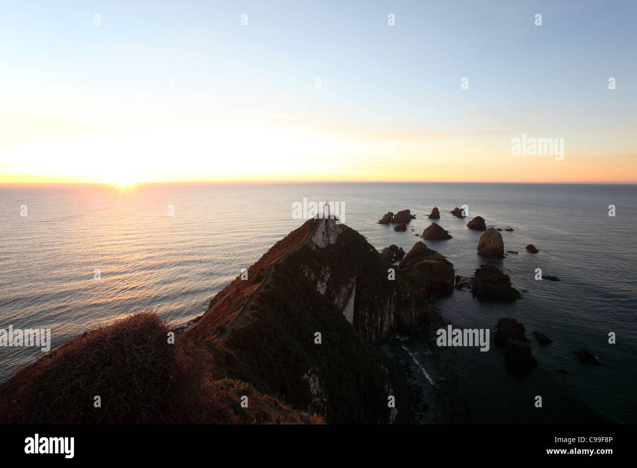 Sonnenaufgang am Nugget Point, Catlins, Otago, Neuseeland, Australien Stockfoto