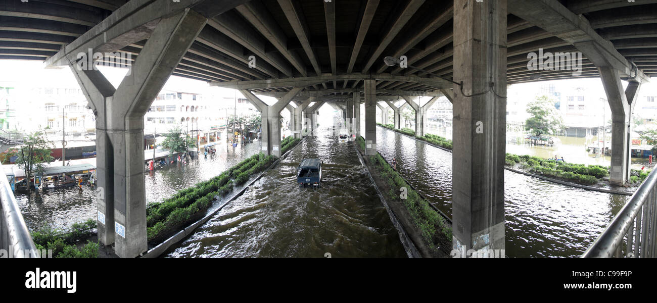 Hochwasser an der Phaholyothin Road, Pathum Thanni Provinz, Thailand Stockfoto