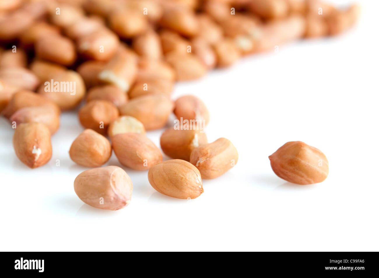 Closeup Erdnüsse mit Haut isoliert auf weiss. Stockfoto