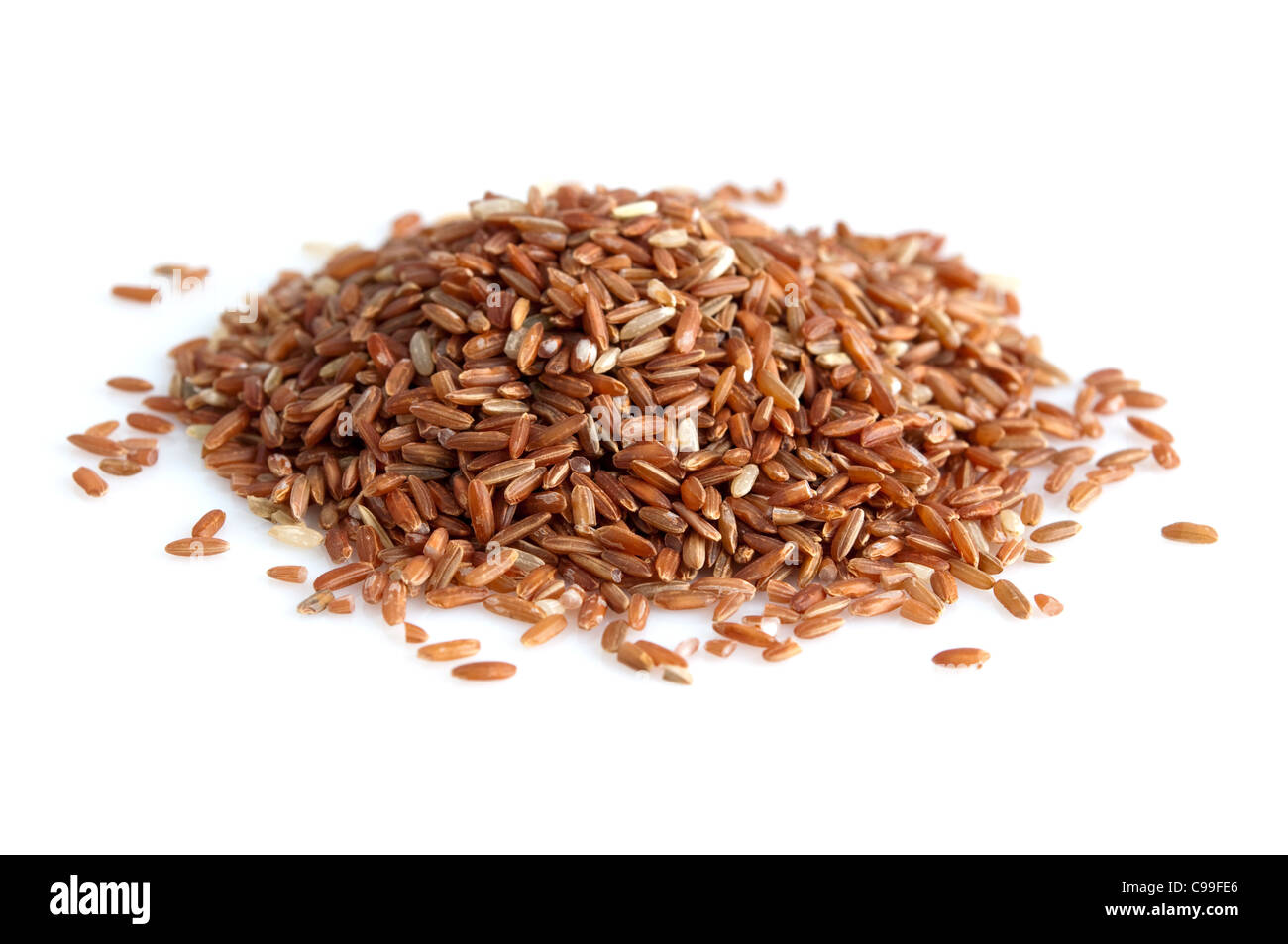 Ungeschliffen Roter Reis auf weißem Hintergrund. Produkt von Thailand, Asien. Stockfoto