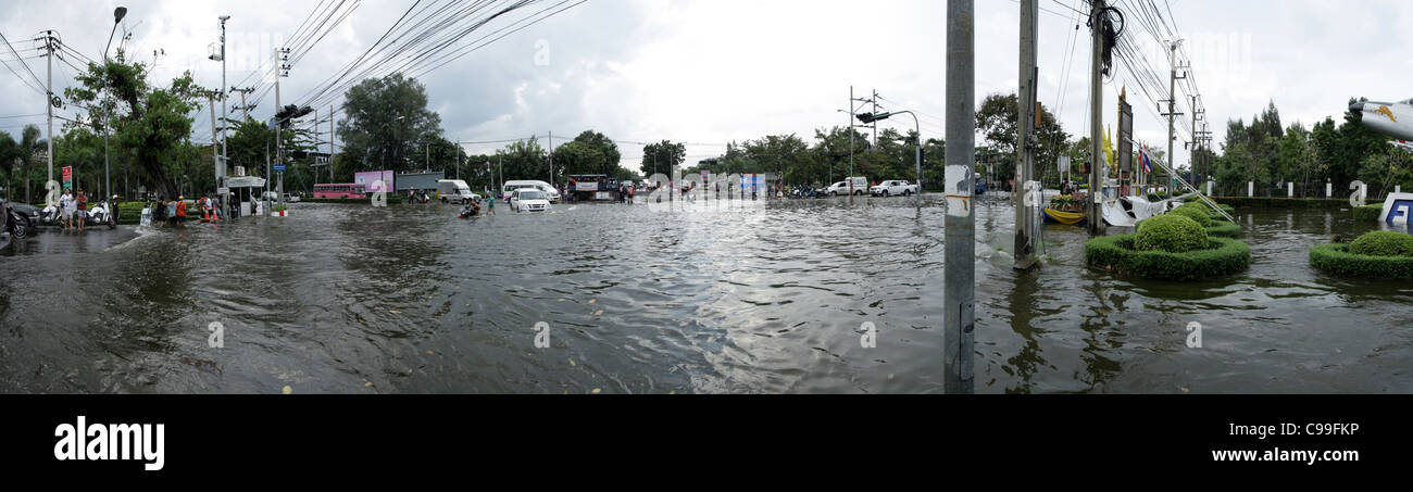 Hochwasser an der Phaholyothin Road, Pathum Thanni Provinz, Thailand Stockfoto