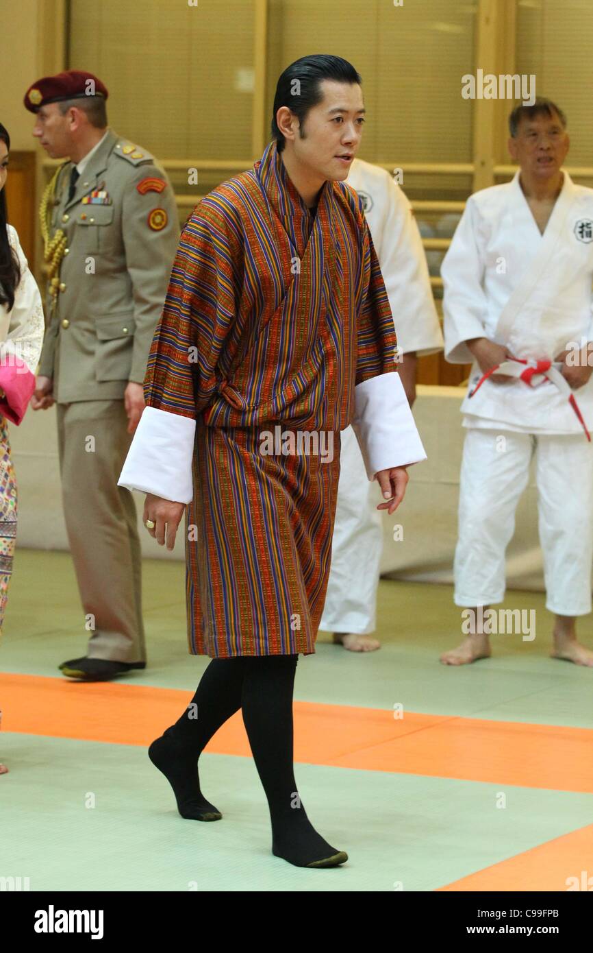 Bhutans Konig Jigme Khesar Namgyel Wangchuck Und Konigin Jetsun Pema Besuchen Die Kodokan Judo Hall In Tokio Japan 17 November 2011 Das Konigspaar Videodemonstration Judo Bei Sechs Tage Besuch In Japan Foto Von Yutaka Aflo