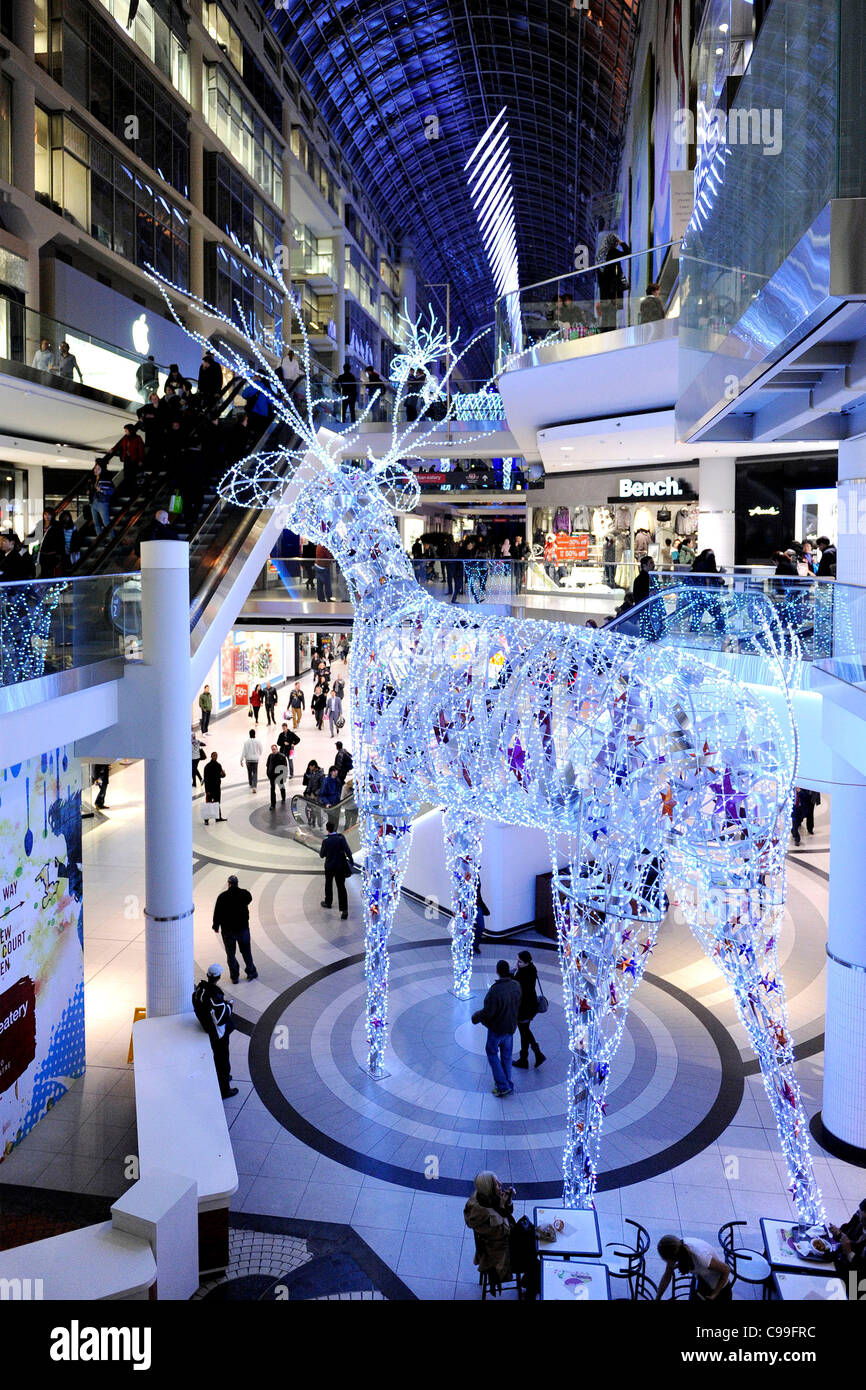 Toronto Eaton Centre wurde in ein Winterwunderland mit Lichtern und Dekorationen für Weihnachten und Feiertage umgewandelt. Im Bild gemacht Rentier von dekorativen Leuchten im Eaton Centre am 17. November 2011 zu sehen. Stockfoto