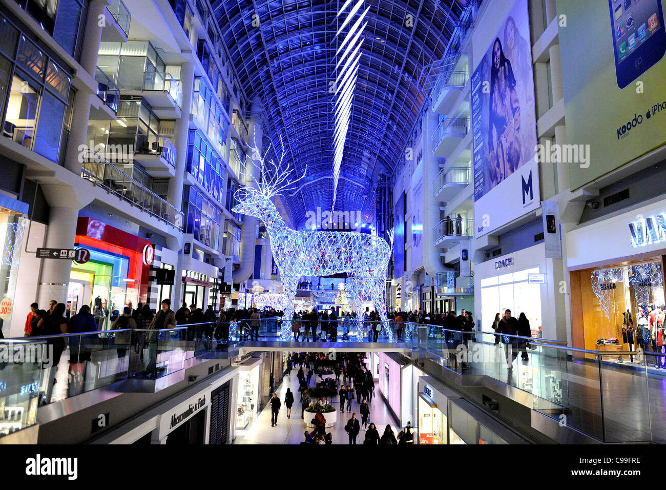 Toronto Eaton Centre wurde in ein Winterwunderland mit Lichtern und Dekorationen für Weihnachten und Feiertage umgewandelt. Im Bild gemacht Rentier von dekorativen Leuchten im Eaton Centre am 17. November 2011 zu sehen. Stockfoto