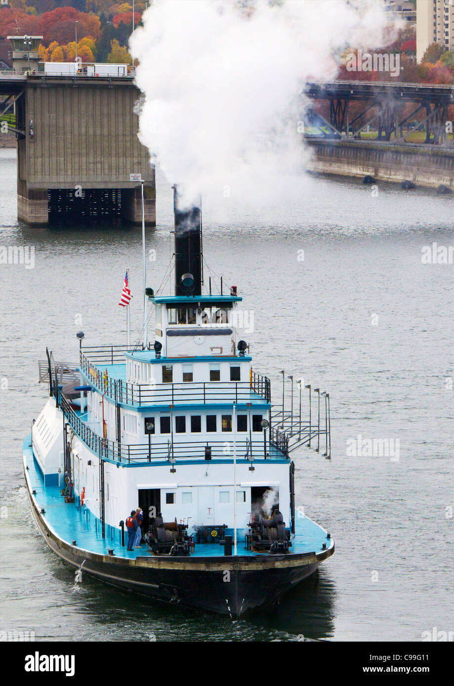 Vorderansicht des Boot-Raddampfer auf dem Williamette River in Portland Überschrift flussabwärts Stockfoto