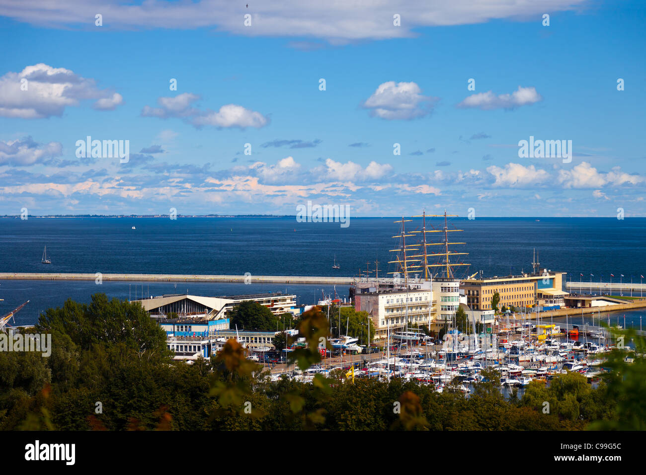 Kosciuszko Platzes auf dem Hintergrund des Meeres. Gdynia, Polen. Stockfoto