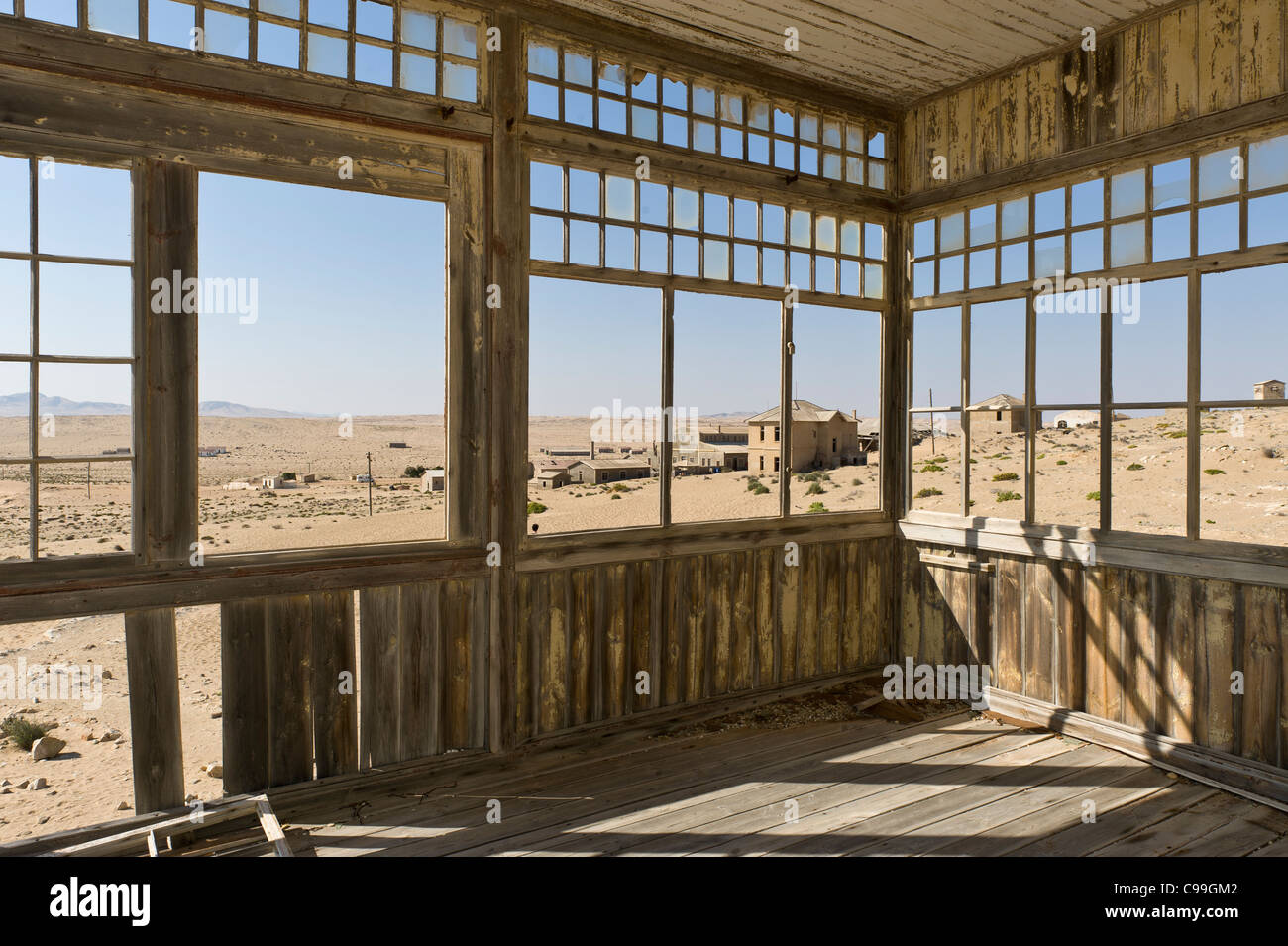 Blick von der Veranda eines verlassenen Gebäudes in Kolmanskop einer ehemaligen Diamantenmine in Namibia Stockfoto