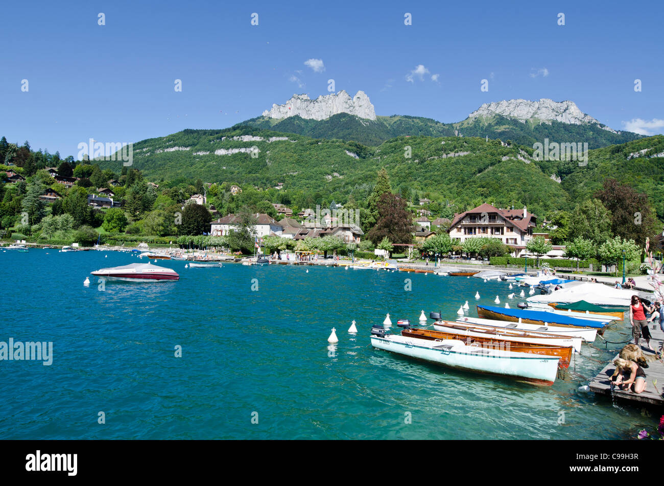 Talloires Boote vertäut See Annecy Haute Savoie Süd Ost Frankreich Stockfoto