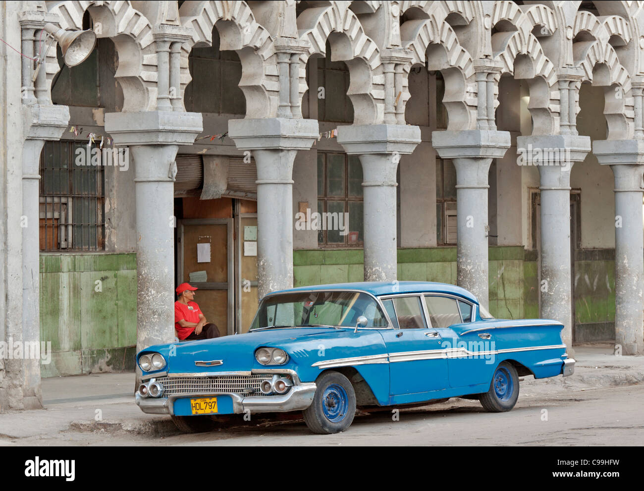 Curious gewölbt, historische Gebäude und 1958 Chevy Havanna Kuba Stockfoto