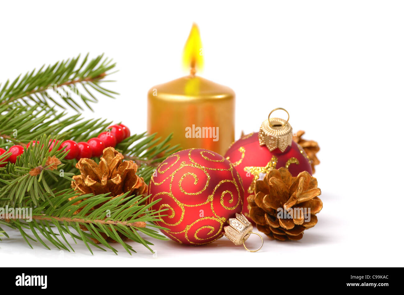 Weihnachtskugeln mit gold Kerze in weiß Stockfoto