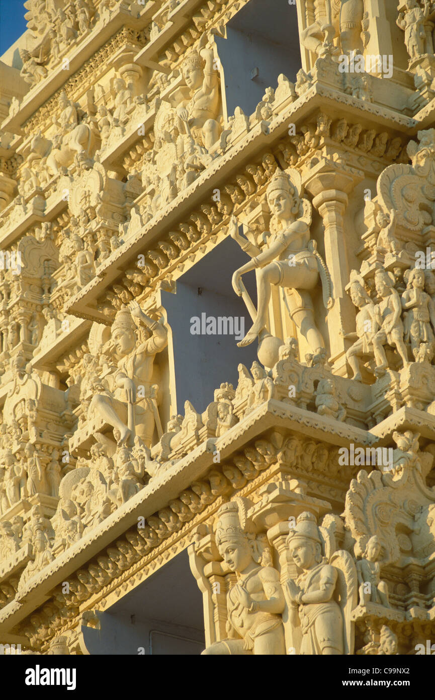 Geschnitzte Figuren auf sieben Etagen Gopura Sri Padmanabhaswamy Vishnu Tempel, Thiruvanathapuram (Trivandrum), Kerala, Indien Stockfoto