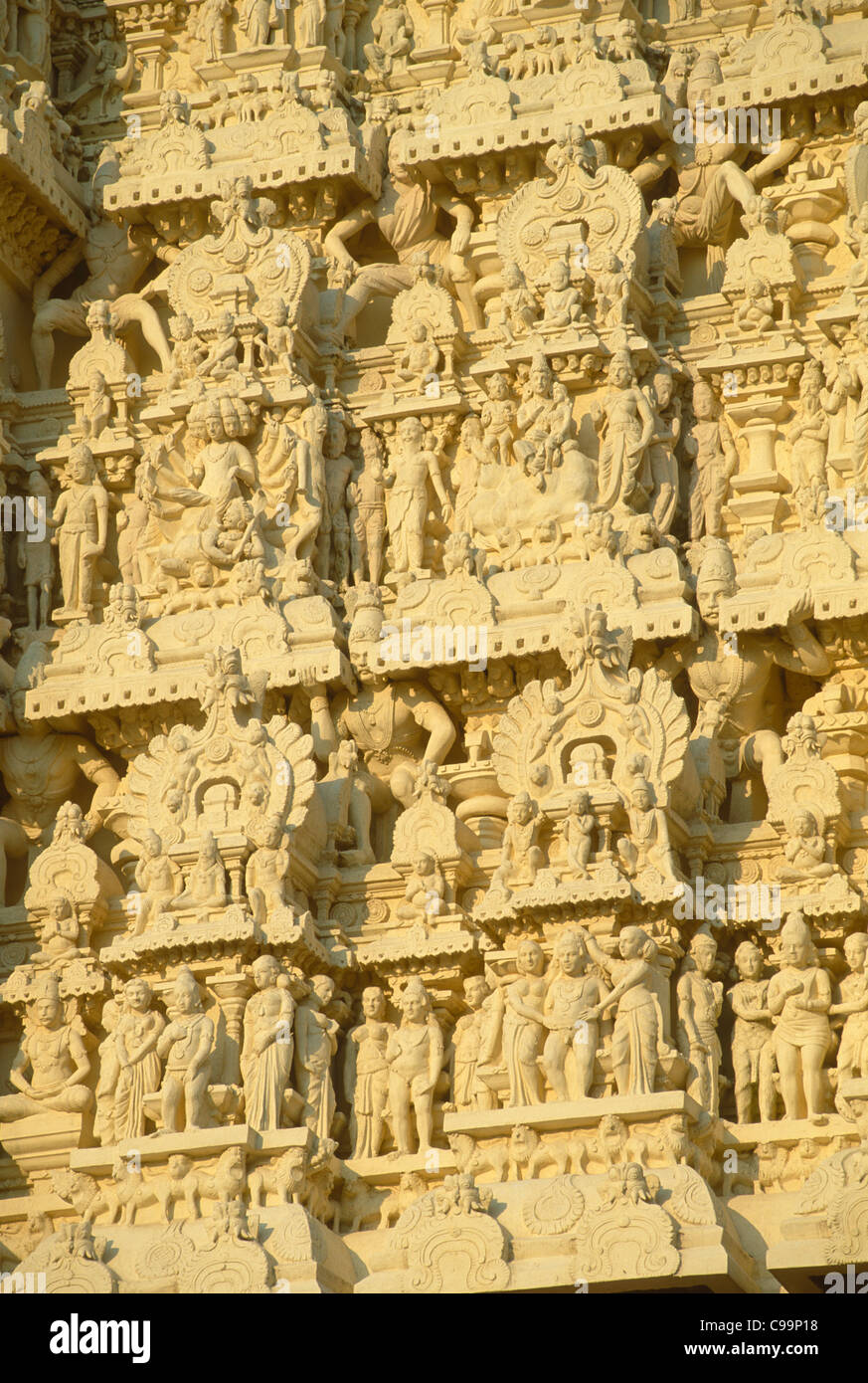 Geschnitzte Figuren auf sieben Etagen Gopura Sri Padmanabhaswamy Vishnu Tempel, Thiruvanathapuram (Trivandrum), Kerala, Indien Stockfoto