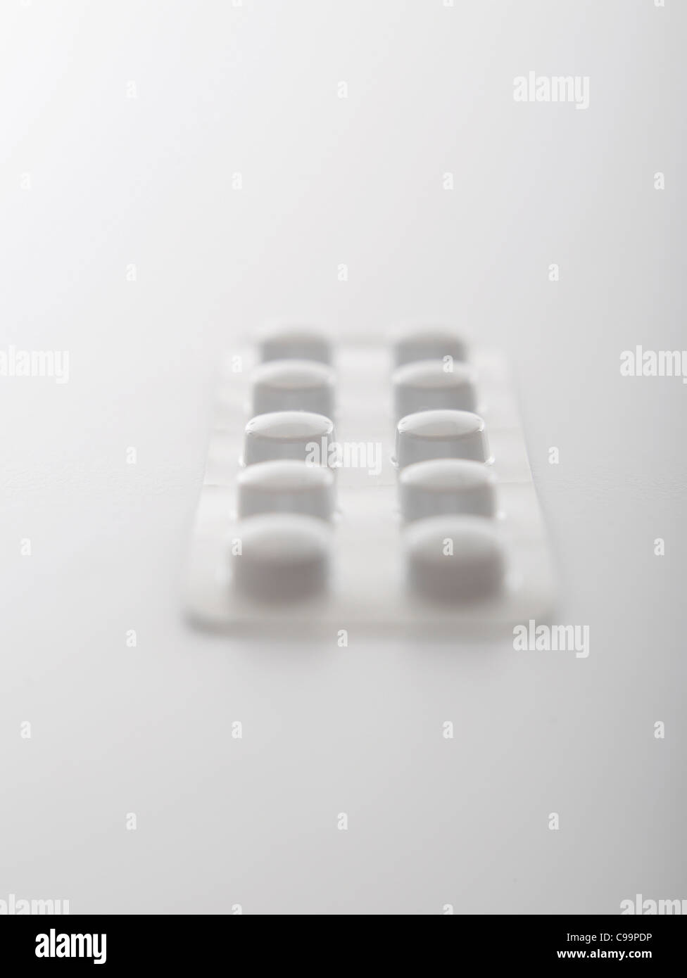 Pillen in Blisterpackung auf weißem Hintergrund, Nahaufnahme Stockfoto